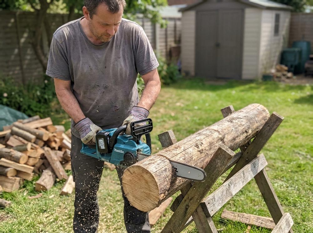 homme scie une buche